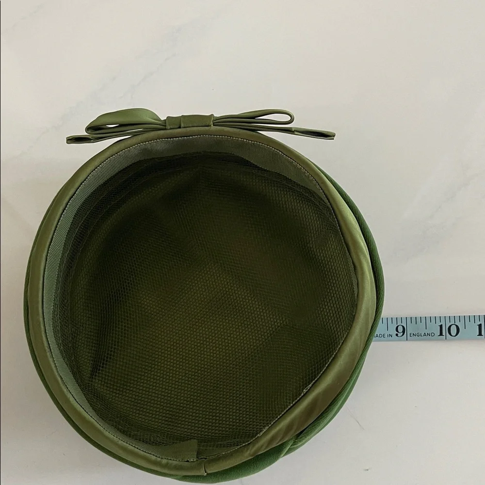 Elegant Vintage Velvet Green Pillbox Hat with Bow Detail - Picture 8 of 9